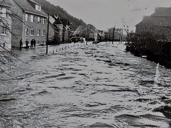 Durch Steinberg wälzte sich der aufgewühlte Kronachfluss.