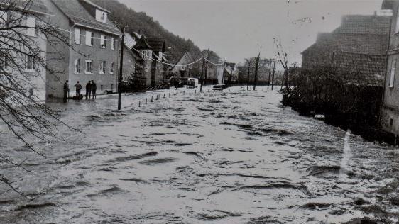 Durch Steinberg wälzte sich der aufgewühlte Kronachfluss.