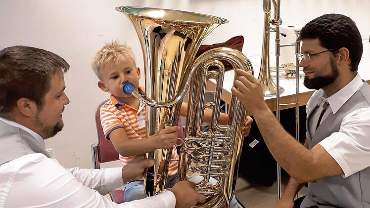 Bei der Instrumentenstraße konnten die Kinder alle Instrumente ausprobieren.  Foto: privat