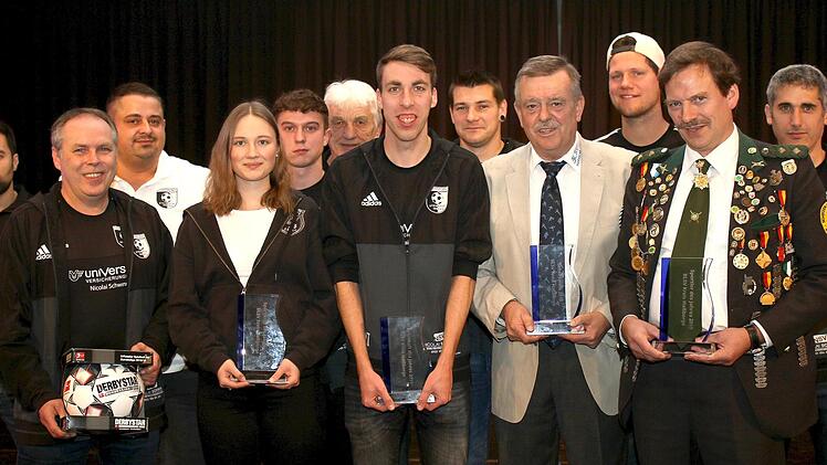 Die "Sportler des Jahres" bei der BLSV-Gala mit (vorne von rechts) Helmut Stubenrauch, Reinhold Heilmann (Lebenswerk), Lars Tully (Kapitän Sportfreunde Steinbach) und Johanna Zeitler.  Fotos: Ralf Naumann