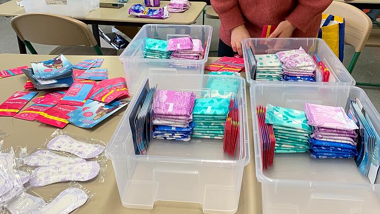 Fürth: Helene-Lange-Gymnasiasten statten Schultoiletten mit Tampons und Binden aus