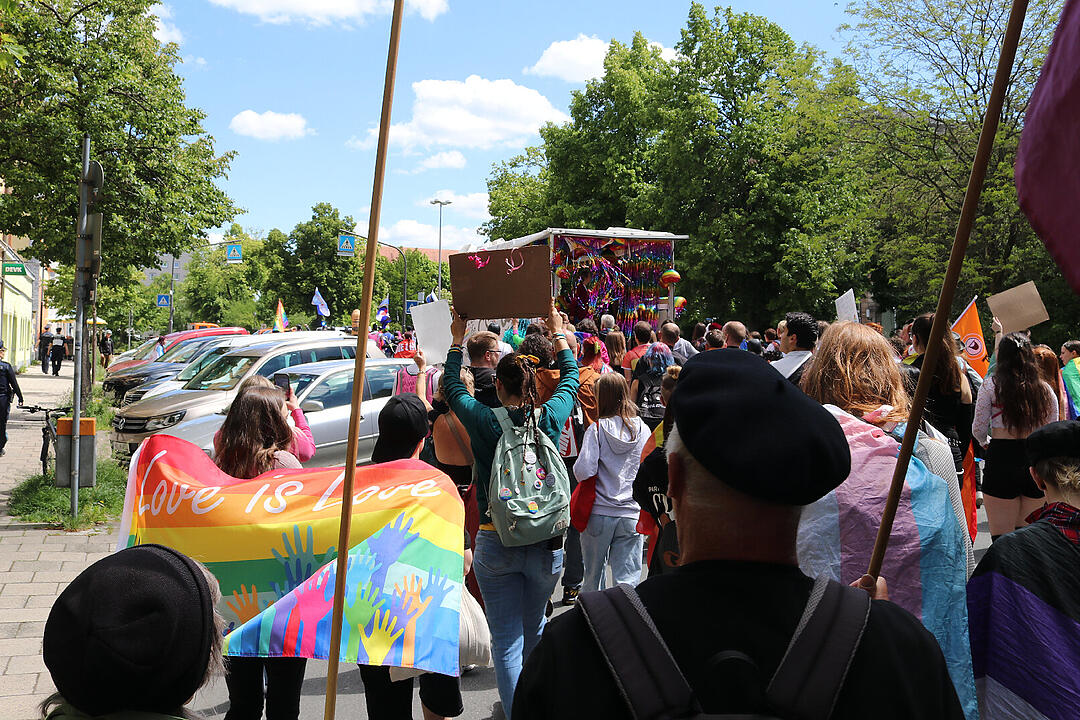 Mit über 1000 Besuchern ist der Hofer Christopher Street Day 2025 ein voller Erfolg gewesen. Das sind unsere Highlights gewesen.