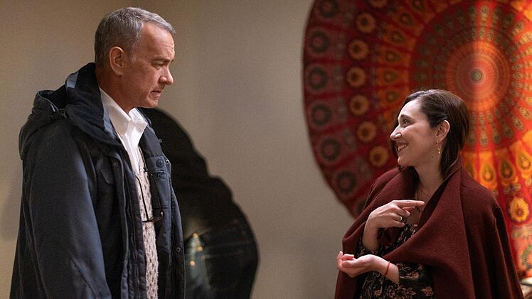 Otto (Tom Hanks) hält anfangs nicht viel von Marisol (Mariana Treviño), so wie er eigentlich von allen Menschen nicht viel hält. Aber mit der Zeit freundet er sich dennoch mit der jungen Mutter an.