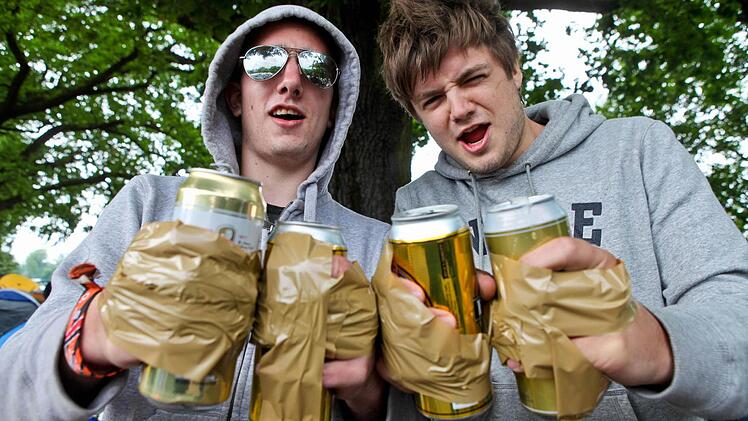 Sicher ist sicher: Christian (22, li.) und Schmiddi (19) aus N&uuml;rnberg haben sich  Bierdosen an den H&auml;nden festgeklebt.