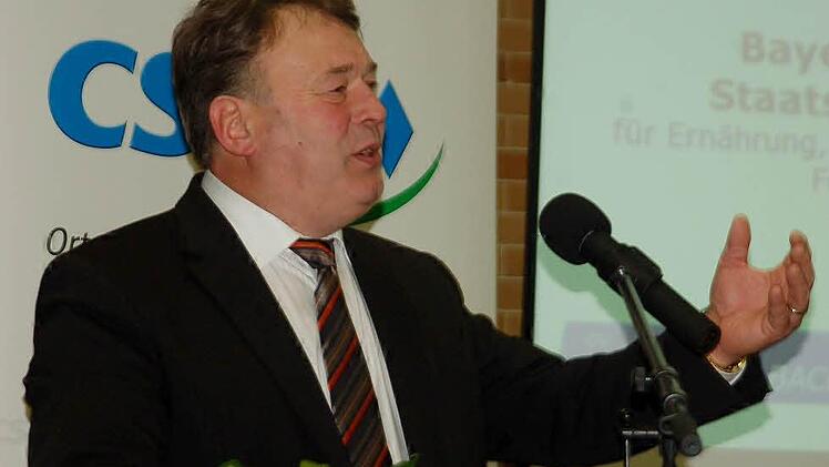 Landwirtschaftsminister Helmut spricht in der Emil-Kirchner-Turnhalle in Niederfüllbach über die heimische Landwirtschaft und die aktuelle Energiepolitik.