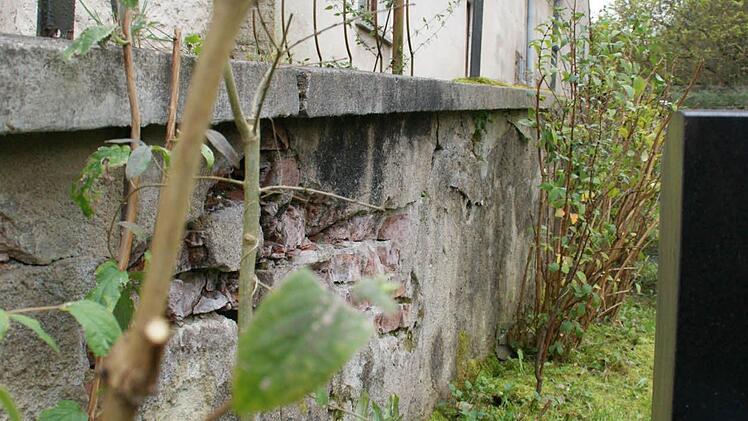 Eindeutig sanierungsbedürftig sind die Friedhofsmauern in Lembach.