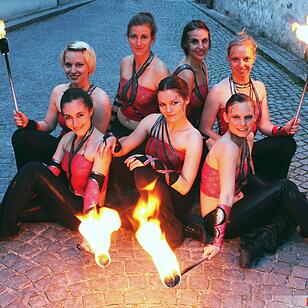 Shining Shadows: Funky Beats und eine energiegeladene Mischung aus Feuerperformance und Tanz wird von den Feuertänzerinnen aus Österreich dargeboten.