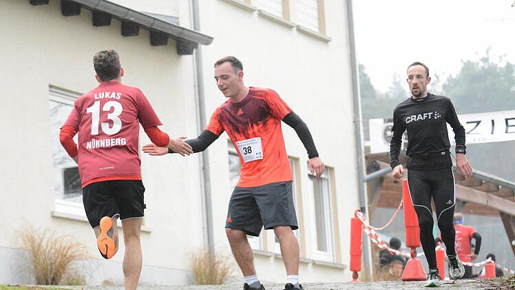 Schnappschüsse vom Fuschter Silvesterlauf.