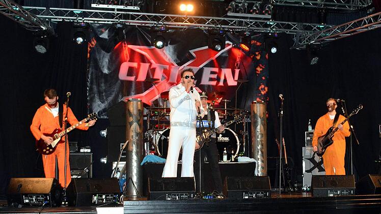 Thomas "Smiley" Schönfelder stand als Elivis auf der Bühne. Foto: Herzopress