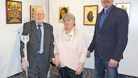 Im Haus der Langen Rhön in Oberelsbach zeigen Edgar Müller (links) und Ursula Rahm (rechts) eine Auswahl an Ikonen. Klaus Spitzl eröffnete mit den Künstlern die Ausstellung.  Foto: Marion Eckert