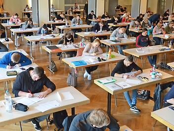 Rund 90 kaufmännische Auszubildende der IHK bei ihrer Abschlussprüfung im Herzogenauracher Vereinshaus  Foto: Bernhard Panzer