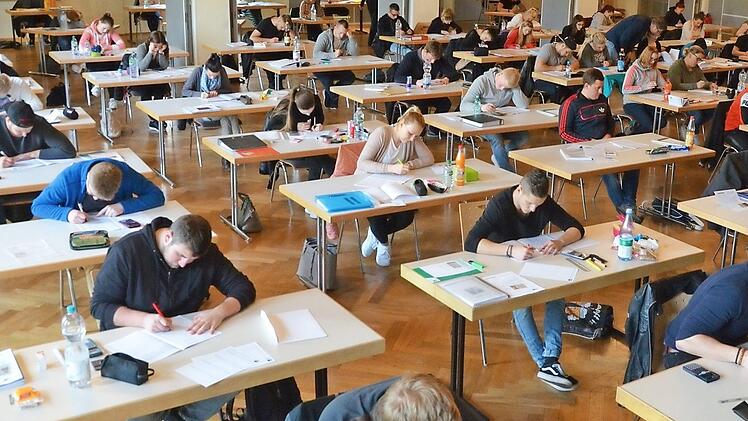 Rund 90 kaufmännische Auszubildende der IHK bei ihrer Abschlussprüfung im Herzogenauracher Vereinshaus  Foto: Bernhard Panzer