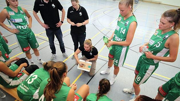 Wenn Jessie Miller ihre Spielerinnen instruiert, flie&szlig;en ihre Erfahrungen als Assistenztrainerin beim WNBA-Klub Indiana Fever mit ein.privat