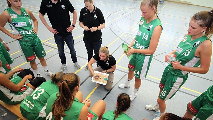 Wenn Jessie Miller ihre Spielerinnen instruiert, fließen ihre Erfahrungen als Assistenztrainerin beim WNBA-Klub Indiana Fever mit ein.privat