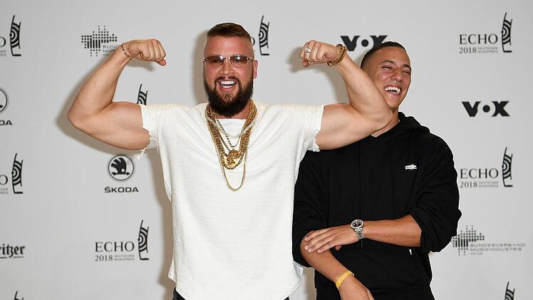 Die Rapper Kollegah und Farid Bang bekamen einen Echo-Preis. Das sorgte f&uuml;r Aufregung. Foto: Britta Pedersen/dpa-Zentralbild/dpa