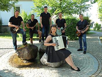 "Gremsrock" sind (v. links): Dominik Knoll, Robert Ruhmann, Peter Krettner, Michael Jäger, Raimund Kratz und Katrin Heinz-Karg. Es fehlt Anna Kestler.  Foto: Karina Brock