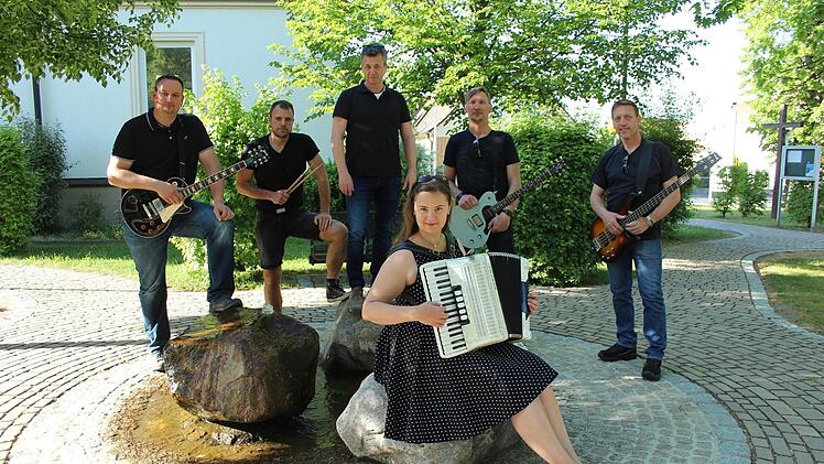 "Gremsrock" sind (v. links): Dominik Knoll, Robert Ruhmann, Peter Krettner, Michael Jäger, Raimund Kratz und Katrin Heinz-Karg. Es fehlt Anna Kestler.  Foto: Karina Brock