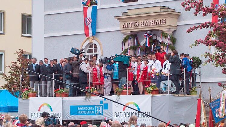 Und so war die Stimmung damals: Schätzungsweise 3500 Fans kamen zum Empfang für die kroatische Nationalmannschaft am 5. Juni 2006 nach Bad Brückenau. Foto: Ralf Ruppert/Archiv Saale-Zeitung