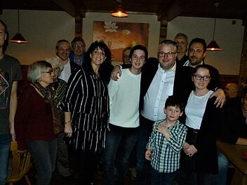 Marc Benker (Vierter von rechts) hat es geschafft: Er wird Marktschorgaster Bürgermeister. Foto: Werner Reißaus