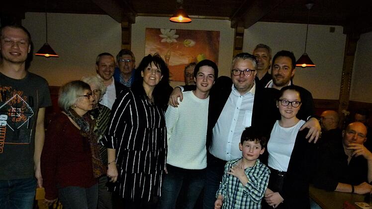 Marc Benker (Vierter von rechts) hat es geschafft: Er wird Marktschorgaster Bürgermeister. Foto: Werner Reißaus