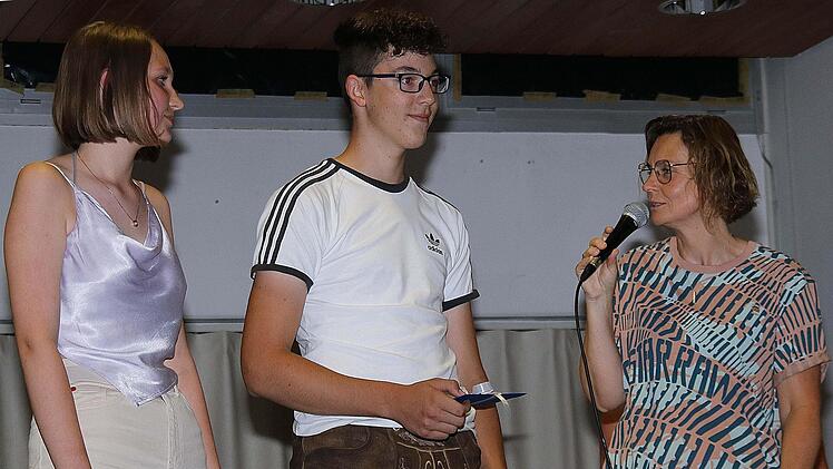 Beste Schülerin der 9. Klasse der Montessori-Schule ist Ronja Sattel (links), gefolgt von Hannes Geis (Mitte). Rechts: Schulleiterin Michaela Kiesewetter.