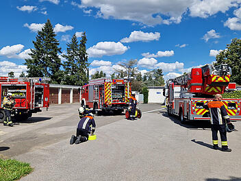 Bamberg: Feuerwehr zu Brand auf Friedhof alarmiert - dunkler Rauch über Aussegnugnshalle