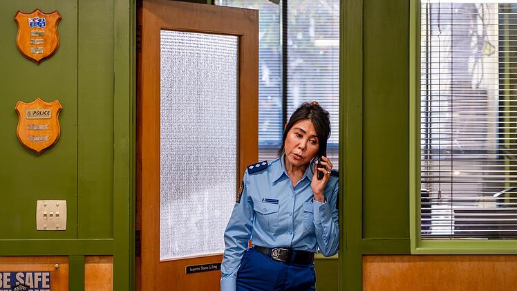 Inspector Sharon Li Feng (Lynette Forday) ist eine alte Freundin und Kollegin von Anais. Sie leitet das Morddezernat, für das Anais fortan ermittelt.