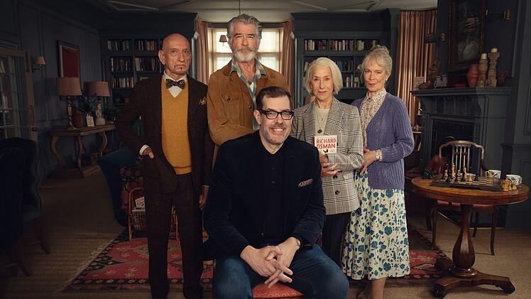 Ohne ihn gäbe es den "Thursday Murder Club" nicht: Autor Richard Osman (vorne) schrieb den Bestseller, der nun mit (von links) Ben Kingsley, Pierce Brosnan, Helen Mirren und Celia Imrie verfilmt wurde. Zu der Geschichte inspirierten ihn seine Mutter und deren Freunde in einem Rentnerdorf.