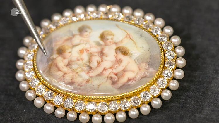 Eine goldene Brosche mit Amor-Motiv und 1,8 Karat Diamanten wollte Frank f&uuml;r 800 Euro ver&auml;u&szlig;ern. Bis zu 1.500 Euro hielt Dr. Heide Rezepa-Zabel f&uuml;r realistisch. Susanne Steiger verliebte sich in den Schmuck wie von Amors Pfeil getroffen und bezahlte 1.200 Euro.