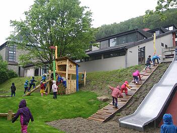 Stürmisch nehmen die Kids den neuen Spielplatz an der St. Martin-Schule in Riedenberg in Beschlag.  Foto: Regina Rinke