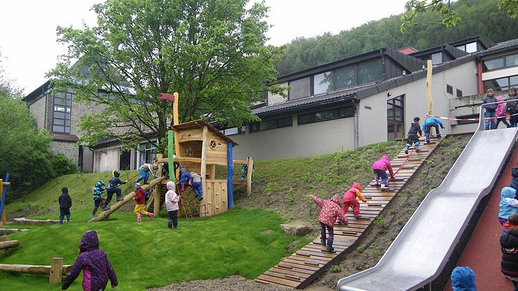 Stürmisch nehmen die Kids den neuen Spielplatz an der St. Martin-Schule in Riedenberg in Beschlag.  Foto: Regina Rinke