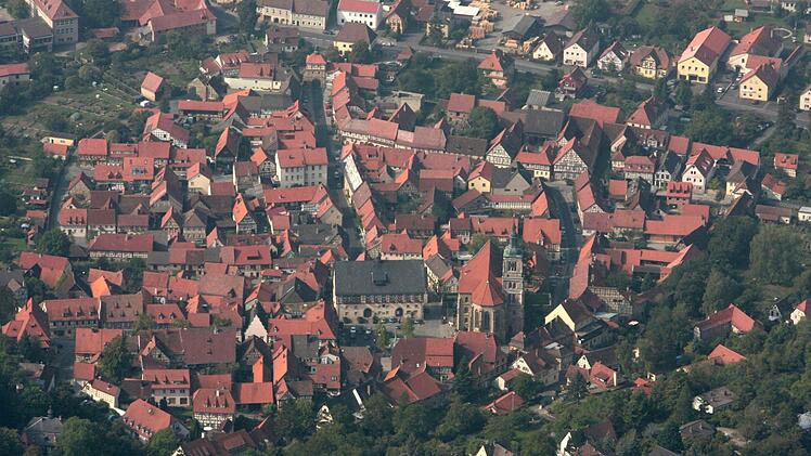 So friedlich, wie Königsberg von oben wirkt, arbeiten wohl auch die Fraktionen im Stadtrat miteinander: Claus Bittenbrünn will Bürgermeister werden. CSU, SPD und die Hellinger Liste wollen den Mann von der Freien Wählergemeinschaft unterstützen.  Fotos: Ralf Naumann/Archiv