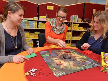 In der Mittagspause spielt Miriam Koser (mitte) mit ihren Kolleginnen Christiane Hüpper (rechts) und Imke Storch unter anderem auch das Spiel "Feuerdrachen". Foto: Ronald Rinklef