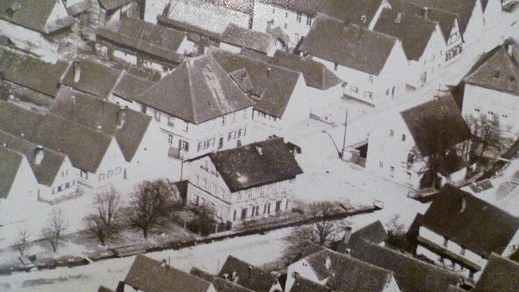 Die Luftaufnahme von 1922 zeigt das 1870 an zentraler Stelle errichtete, herausragendes Schulhaus, das lange Zeit zum "städtebaulich guten Eindruck des Ortsbildes" beitrug, wie das Landesamt für Denkmalpflege 1995 attestierte. Foto: Archiv Josef Urban