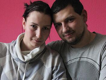 Nur bei den Hochzeitsfotos hat sich Freitag, der 13., als ein Unglückstag erwiesen. Doch die Heppners sind sich einig: lieber verkorkste Bilder und eine gute Ehe als andersrum. Foto: Marco Meißner