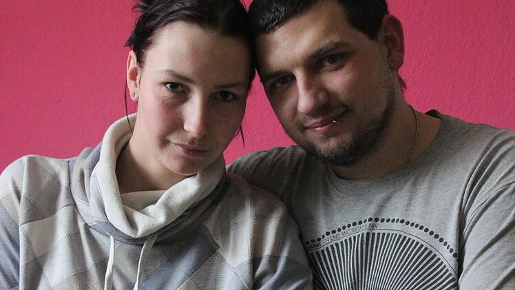 Nur bei den Hochzeitsfotos hat sich Freitag, der 13., als ein Unglückstag erwiesen. Doch die Heppners sind sich einig: lieber verkorkste Bilder und eine gute Ehe als andersrum. Foto: Marco Meißner