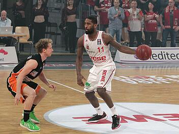 Brad Wanamaker (r.) war nicht zu stoppen - auch wenn es der Ulmer Nationalspieler Per Günther hier ein weiteres Mal versucht. Fotos: sportpress