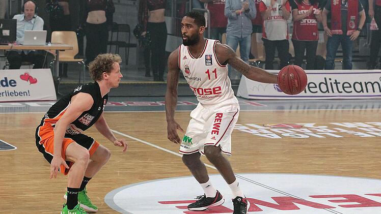 Brad Wanamaker (r.) war nicht zu stoppen - auch wenn es der Ulmer Nationalspieler Per Günther hier ein weiteres Mal versucht. Fotos: sportpress