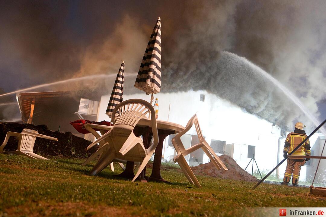 Grossbrand nach Explosion auf Indoor-Kartbahn Foto: News5/Herse