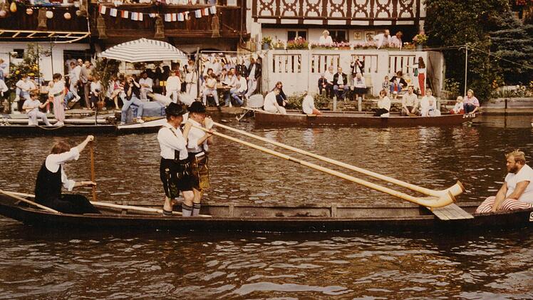 1985: Der Sieger des Fischerstechens, Josef Kropf, wird im Schelch von Alphornbläsern aus Diessen am Ammersee über die Regnitz geleitet.  Foto: Archiv Bürgerverein 4. Distrikt