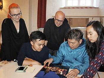 Sie lassen Kronach leuchten. Studenten planen in internationaler Besetzung ihre Konzepte für das bevorstehende Lichtevent. Foto: Veronika Schadeck