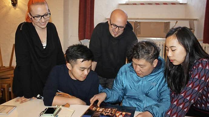 Sie lassen Kronach leuchten. Studenten planen in internationaler Besetzung ihre Konzepte für das bevorstehende Lichtevent. Foto: Veronika Schadeck