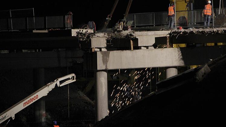 Die Brücke zwischen Kersbach und Baiersdorf wird demontiert. Foto: Josef Hofbauer