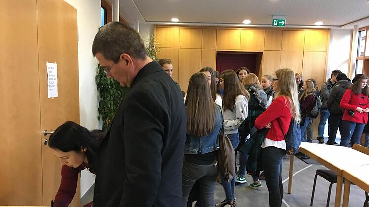 Machtdemonstration am Eingang: Jürgen Schlicher bestimmt willkürzlich nach Augenfarbe oder Verhalten, wer Privilegien bekommt und wer schlecht behandelt wird. Foto: diversity-works.de