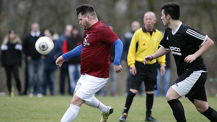 Steffen Fahner (l.) nimmt den Ball an; rechts Leonhard Rexhas vom FV 1912 Bamberg.