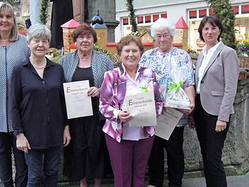 Für ihre langjährige Mitgliedschaft wurden geehrt (von links): Zweite Bürgermeisterin Birgit Weber, Ulrike Rückert, Irmgard Titz - die Gründerin der FU-Coburg, Elfriede Will, Sabine Bauer und Kreisvorsitzende Annemarie Keul Weber. Foto: Edwin Meißinger