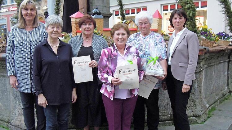 Für ihre langjährige Mitgliedschaft wurden geehrt (von links): Zweite Bürgermeisterin Birgit Weber, Ulrike Rückert, Irmgard Titz - die Gründerin der FU-Coburg, Elfriede Will, Sabine Bauer und Kreisvorsitzende Annemarie Keul Weber. Foto: Edwin Meißinger