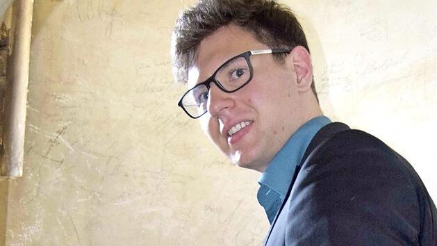 Manuel H&ouml;ppner erklimmt die schmale Wendeltreppe zur Orgelempore. An der Wand haben sich namhafte Organisten verewigt. Seit drei Jahren ist auch er darunter.  Foto: Andreas Welz