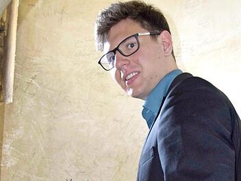 Manuel Höppner erklimmt die schmale Wendeltreppe zur Orgelempore. An der Wand haben sich namhafte Organisten verewigt. Seit drei Jahren ist auch er darunter.  Foto: Andreas Welz