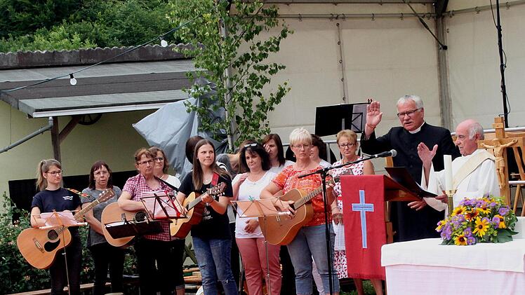 Diakon Günter Kaim und Pfarrer Volkmar Gregori (von rechts) bei der Segnung des neuen Fahrzeuges, begleitet von den Sängerinnen des Familiengottesdienst-TeamsGünther Geiling
